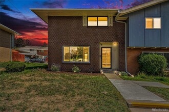 Building Photo - Beautifully Updated 3-Bedroom End-Unit Tow...