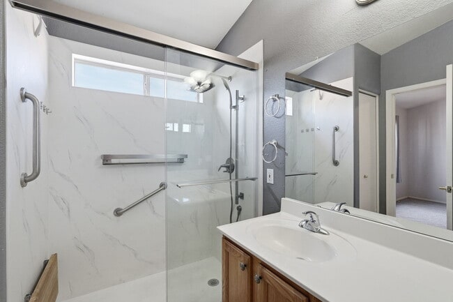 Building Photo - 542 N Palo Verde