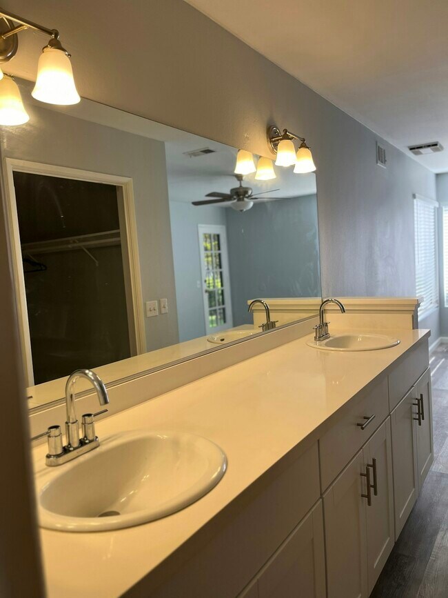 Building Photo - 2425 Cranston Dr