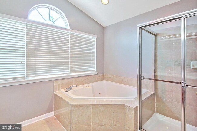 Building Photo - 9902 Woodview Dr