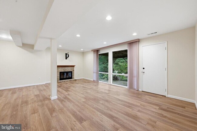 Building Photo - 8811 Burbank Rd