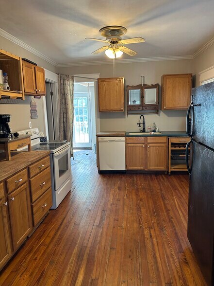 Building Photo - 3373 Everson Ave
