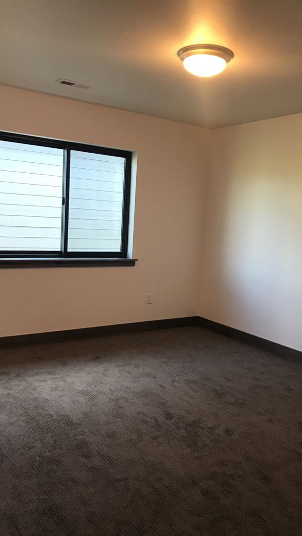 Building Photo - Newer Condo