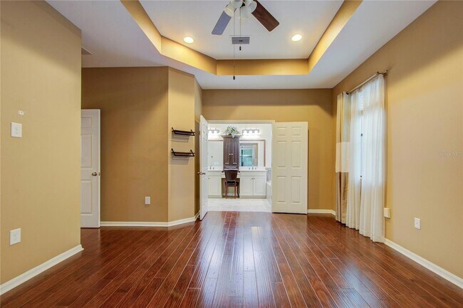 Building Photo - 1122 Oakcrest Dr