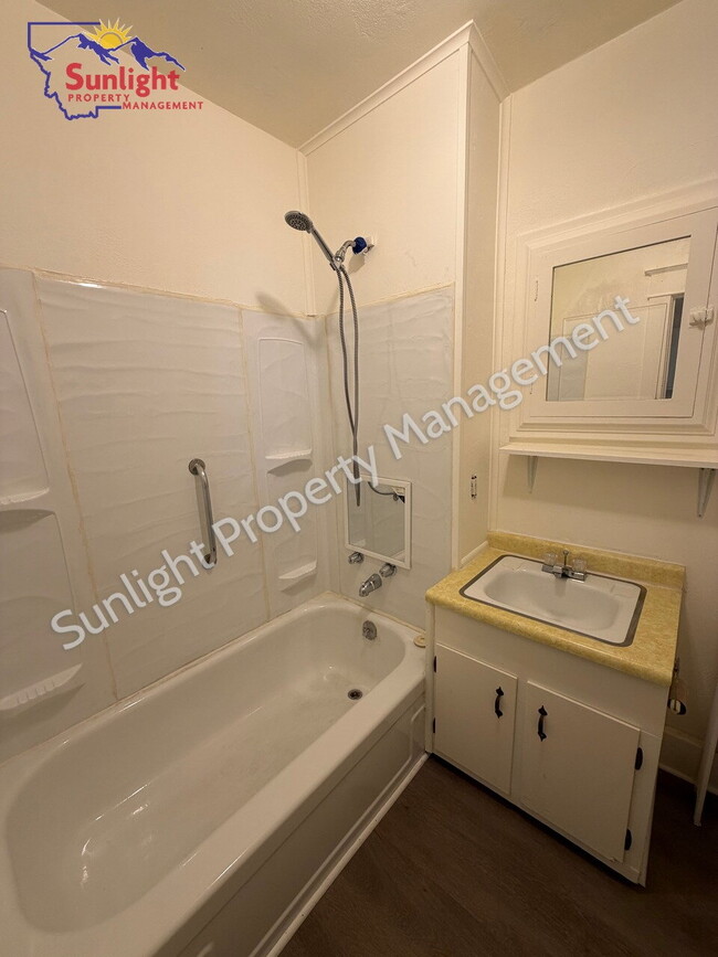 Building Photo - Cozy 1 Bed 1 Bath Apartment