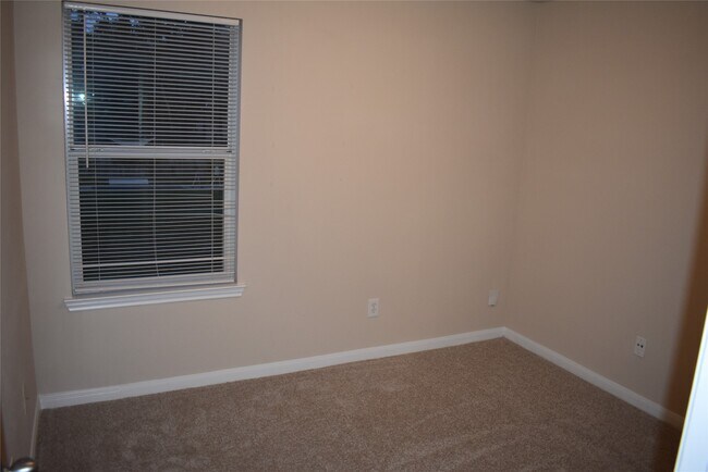 Building Photo - 16048 Limestone Lake Dr