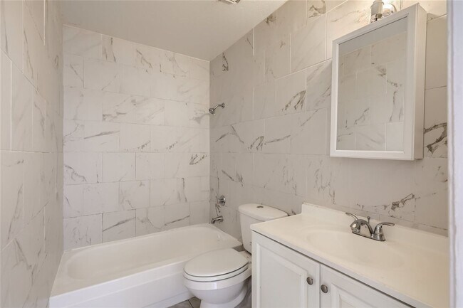 Building Photo - Stunning Recently Updated, 2 Bedroom Unit!  ** MOVE-IN SPECIAL!! HALF OFF FIRST MONTH'S RENT!! **