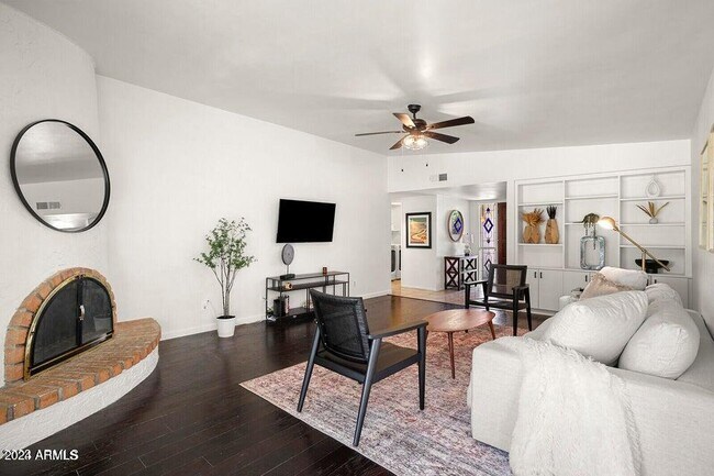 Building Photo - 3915 E Larkspur Dr