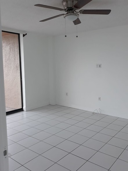 Master bedroom - 16751 NE 9th Ave