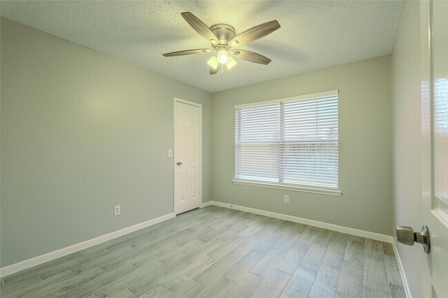 Building Photo - 8926 Sunny Point Dr