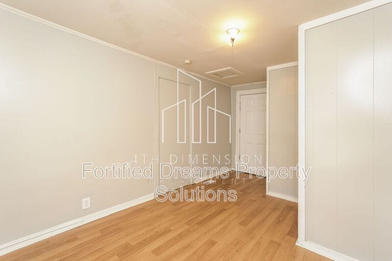 Building Photo - 2015 Row St