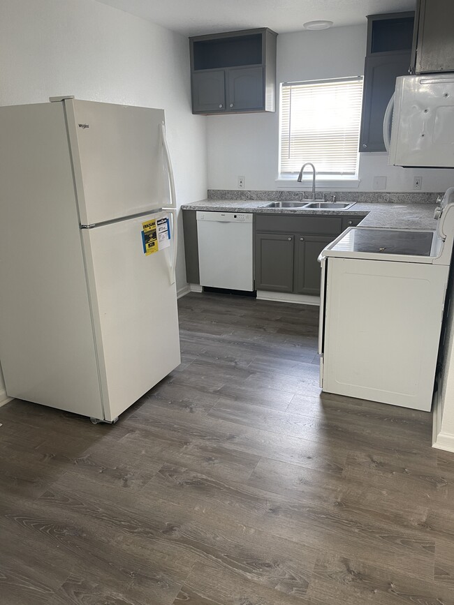 Building Photo - 843 Vine St