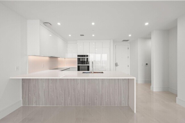 Building Photo - 220 Lake Shore Dr