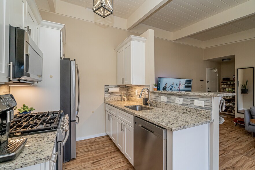 Building Photo - 4965 Americana Dr