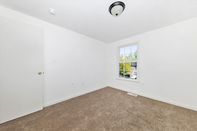 Building Photo - Churchill Town Rental