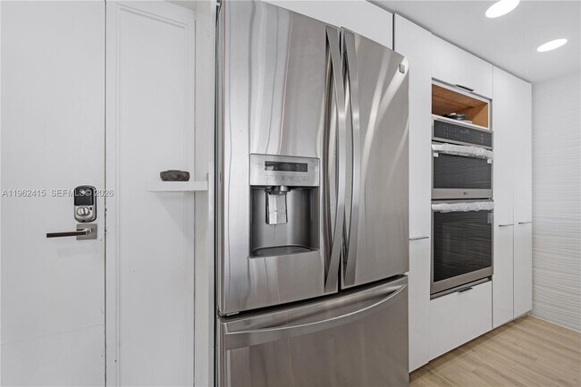 Building Photo - 7601 E Treasure Dr