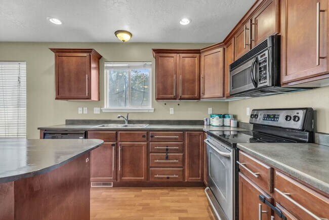 Building Photo - Beautiful 4 Bedroom 2.5 Bath Home in Lehi near Thanksgiving Point!