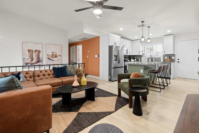 Building Photo - 4530 W Paradise Dr