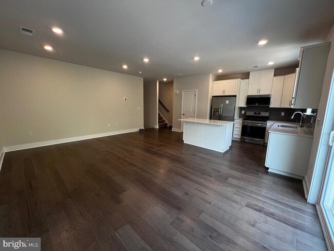 Building Photo - 327 Foundry St