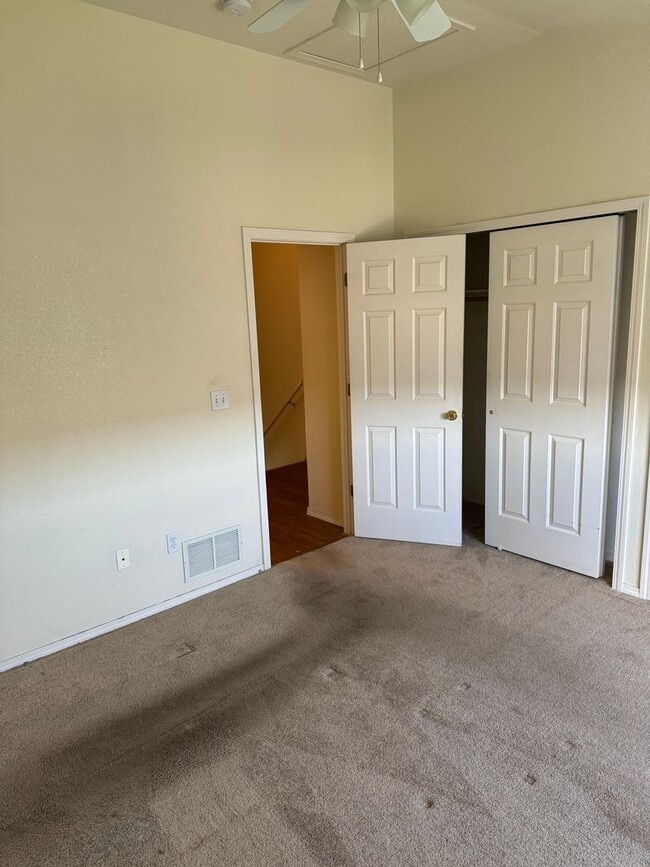 Building Photo - Beautiful 3-Bedroom 2.5 Bathroom in Briarg...