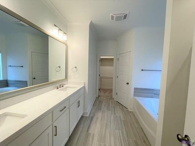 Building Photo - 3 Bedroom With a Bonus Room In Central Sch...