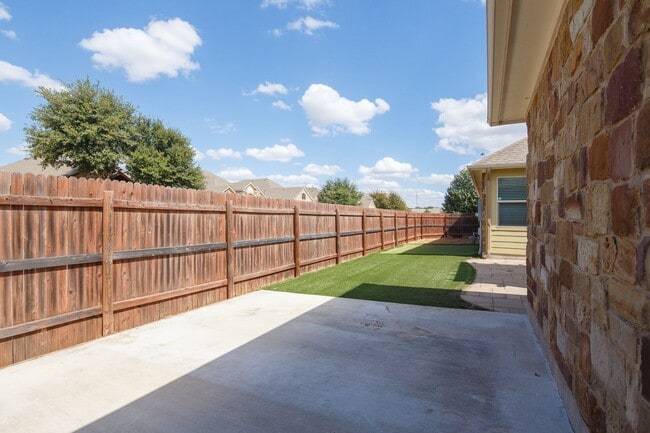 Building Photo - NOW 3 BEDROOM HOME LOCATED IN SAN MARCOS, TX!