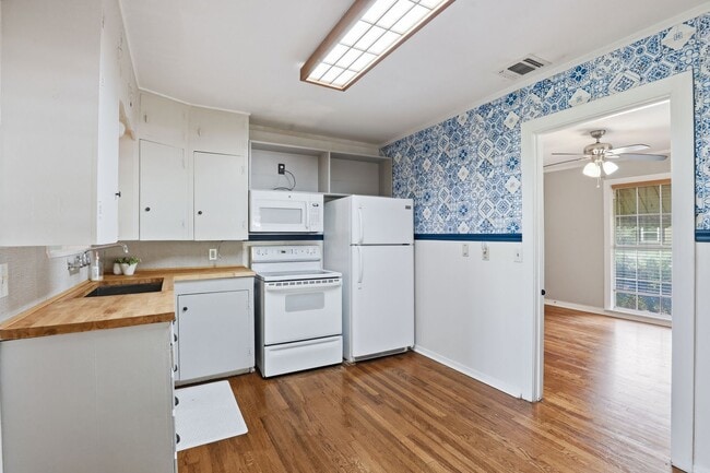 Building Photo - Great in Granbury