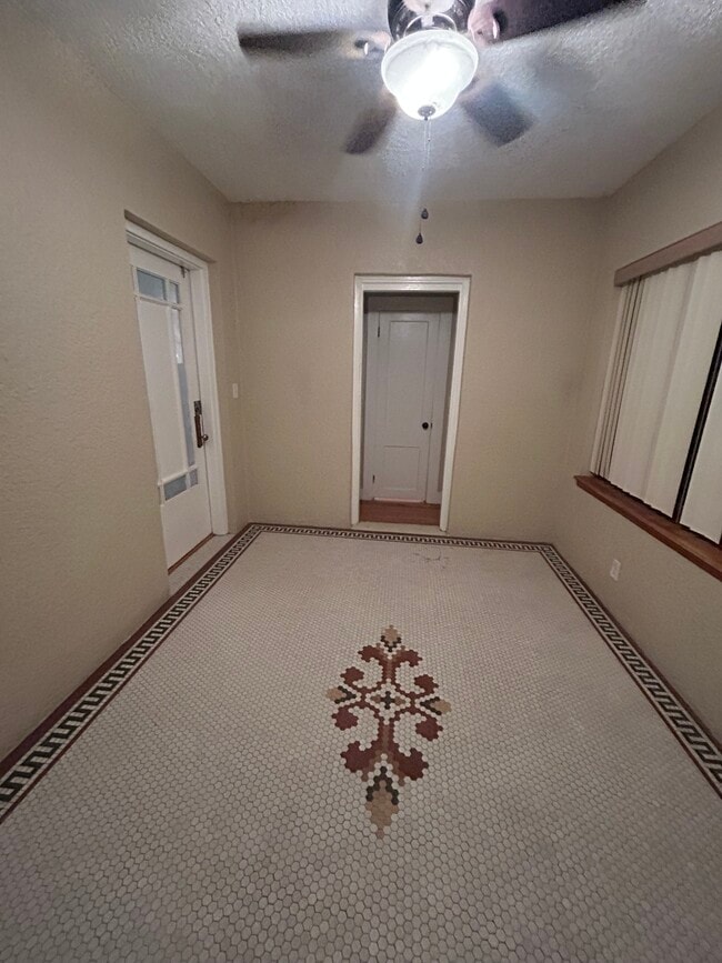 Building Photo - 833 5th Ave N