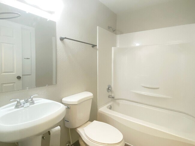Building Photo - Remodeled 4-Plex Apartment - Attached Gara...