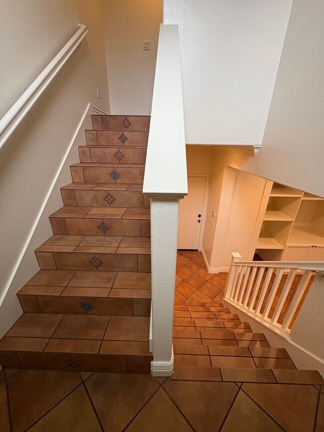 Building Photo - Two story home in NW Visalia Rent Ready!