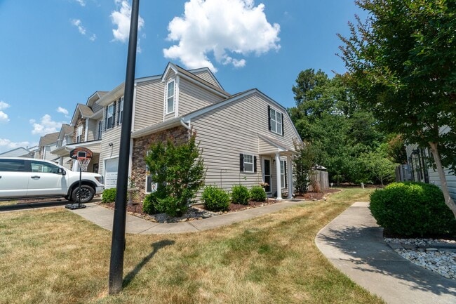 Building Photo - Beautiful townhome in Whitsett NC