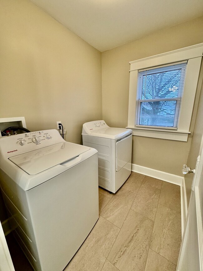 Building Photo - 1026 W 7th St