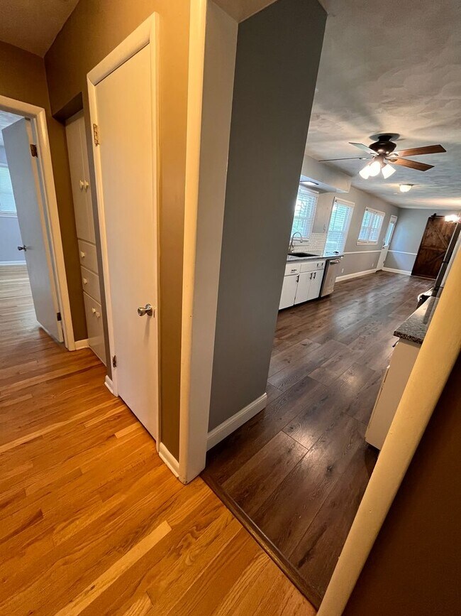 Building Photo - Upgraded 3 bed 2 bath large backyard