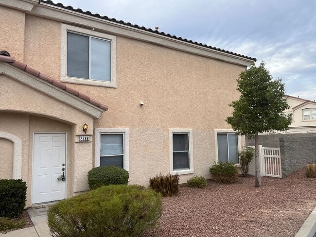 Building Photo - Beautiful Henderson 2 Bedroom Townhouse!