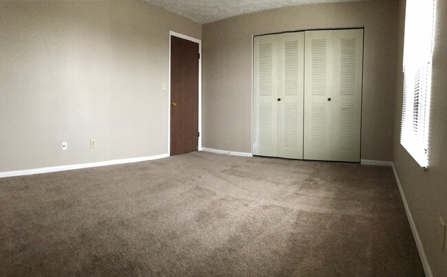 Building Photo - Spacious One Bedroom Apartment with W/D Connection!