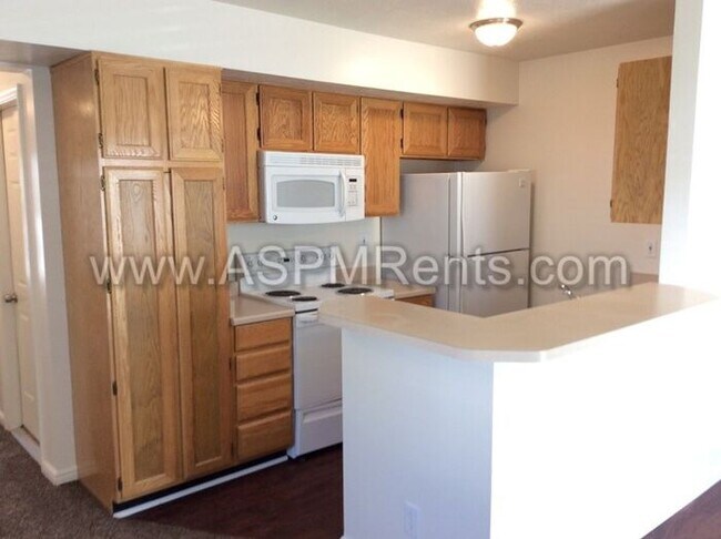 Building Photo - W Jordan Nice 3 Bed 2 Bath Townhome with pool