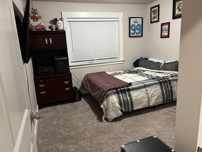 Building Photo - Spacious Townhome