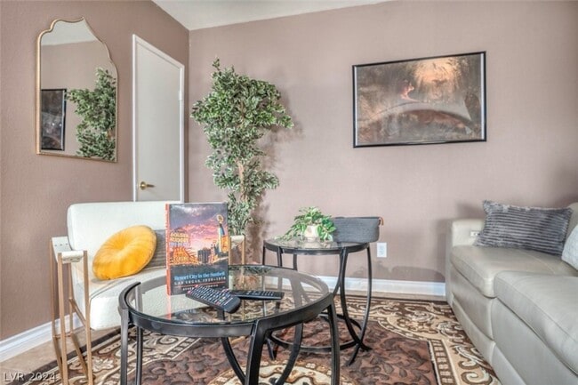 Building Photo - Fully furnished!