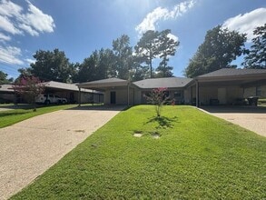 Building Photo - Available Now! 3 bedroom charming duplex!