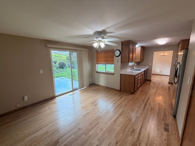 Building Photo - Beautiful Family Home in Tacoma!