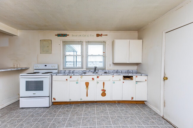 Building Photo - 212 Montgomery Ave