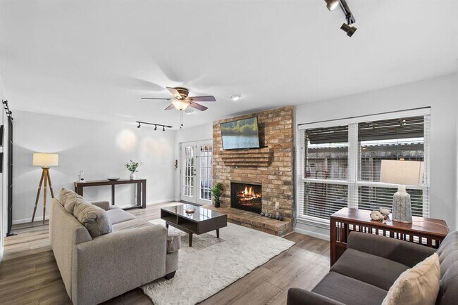 Building Photo - 10328 Briar Forest Dr