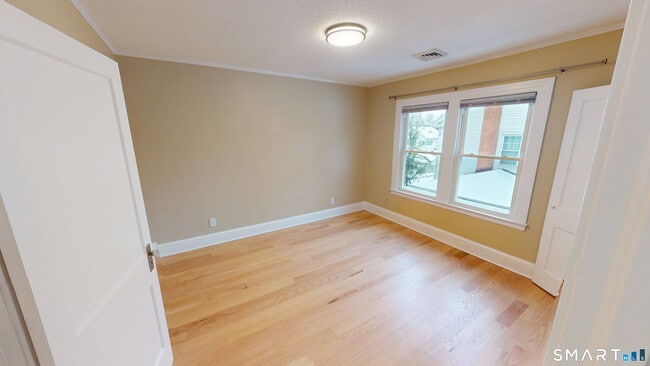 Building Photo - 60 Woodmere Rd