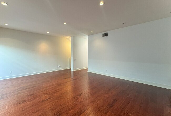 Building Photo - 916 15th St