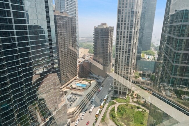 Building Photo - 512 N McClurg Ct