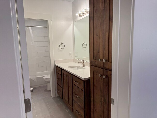 Building Photo - 3 Bedroom 2 Bathroom -Basement Apartment-Saddlebrook Dr. Santaquin