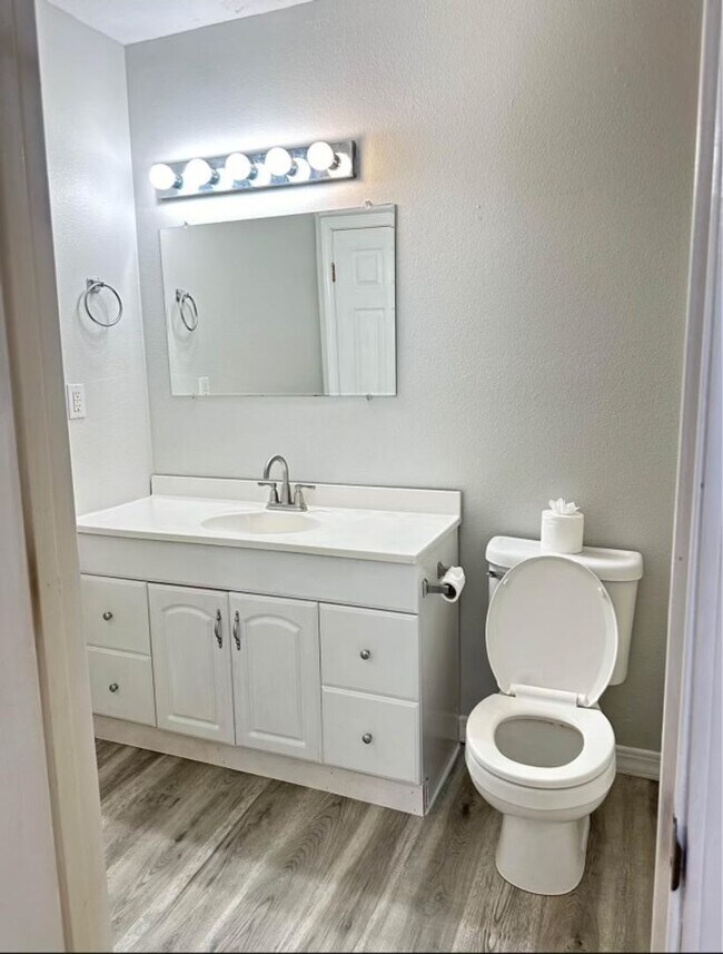 Building Photo - This 3 Bedroom Basement Duplex in Ozark is...