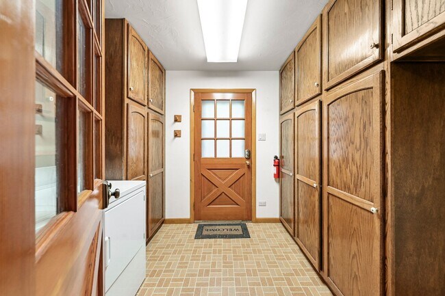Building Photo - Mountain Life & Views- 4 bed 2 bath