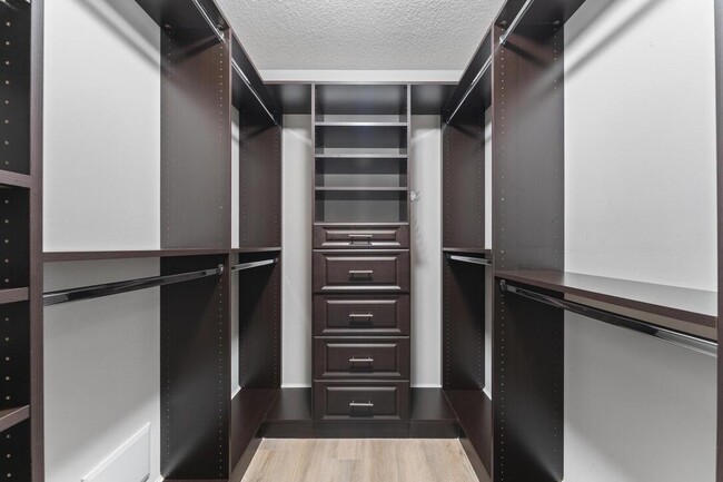 Building Photo - 315 Bay Colony Dr N