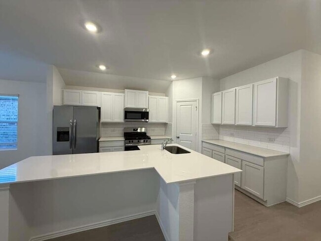 Building Photo - 591 Sormonne Lp